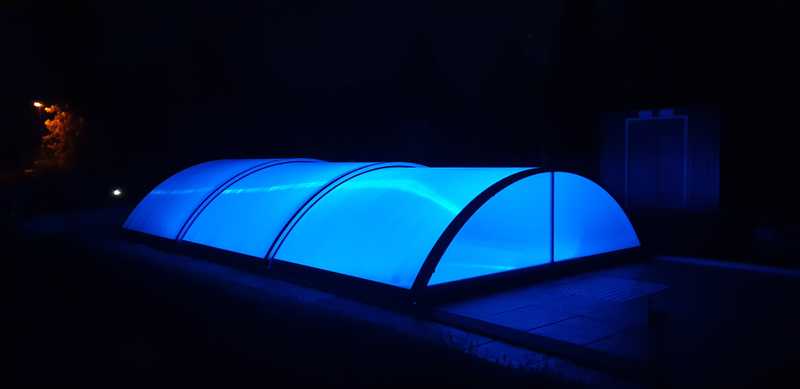 Pool blau beleuchtet bei Nacht