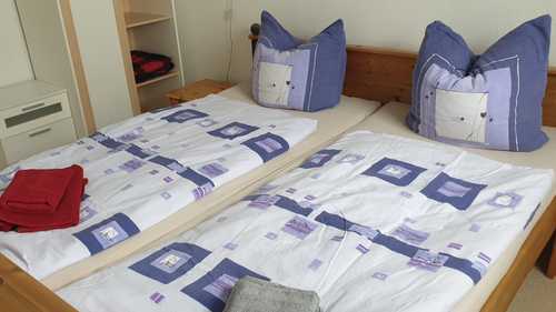 Gemachtes Bett mit Handtüchern